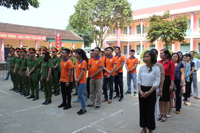 Đoàn thanh niên Phòng Cảnh sát Hình sự CATP và Khoa Cảnh sát Hình sự Học viện CSND: Hỗ trợ người dân bị lũ lụt tại huyện Cẩm Thủy, Thanh Hóa